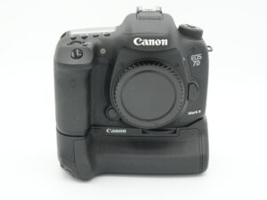 Canon EOS 7D Mark II + akkukahva ja lisäakku