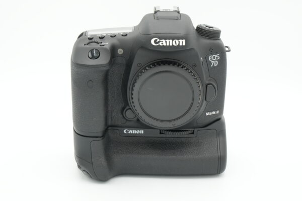 Canon EOS 7D Mark II + akkukahva ja lisäakku