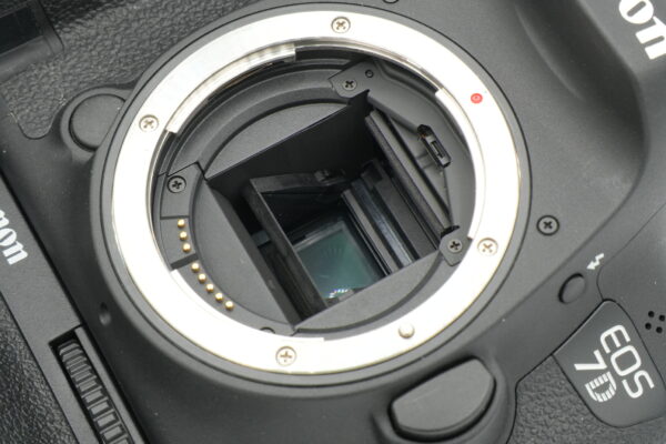 Canon EOS 7D Mark II + akkukahva ja lisäakku