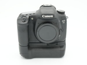 Canon EOS 7D + akkukahva ja lisäakku