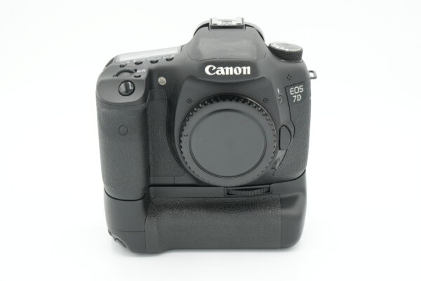 Canon EOS 7D + akkukahva ja lisäakku