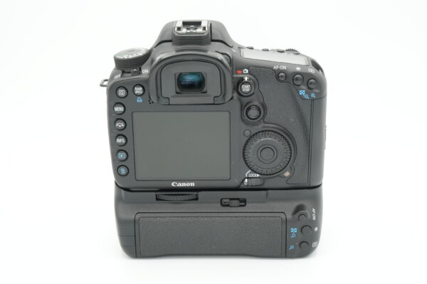 Canon EOS 7D + akkukahva ja lisäakku