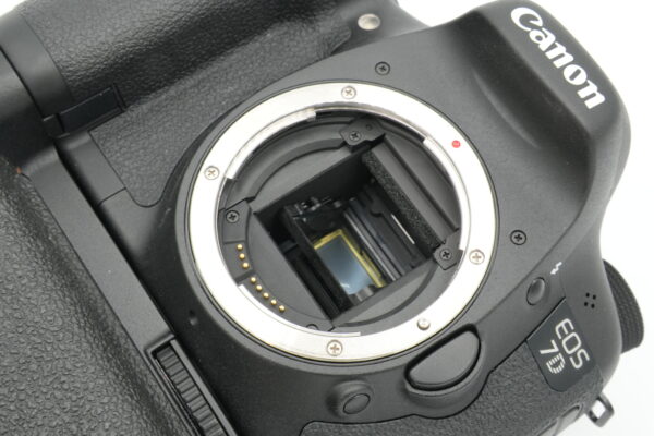 Canon EOS 7D + akkukahva ja lisäakku