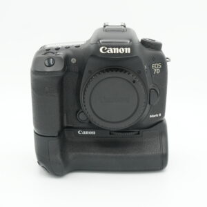 Canon EOS 7D Mark II + akkukahva ja lisäakku