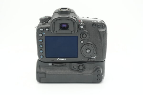 Canon EOS 7D Mark II + akkukahva ja lisäakku