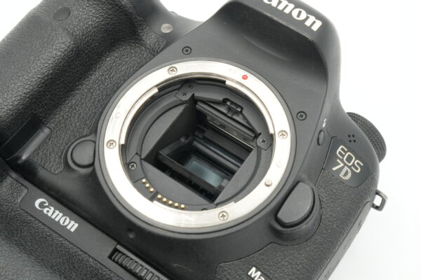 Canon EOS 7D Mark II + akkukahva ja lisäakku