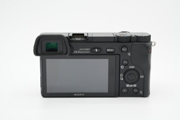 07af7a85ed4942e69db4f0edc0fdbe13 Sony a6000 + lisäakku