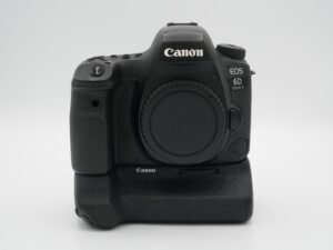 116fa56ac4a641e1b095559dead64220 Canon EOS 6D Mark II (sc 50,000) + akkukahva ja lisäakku