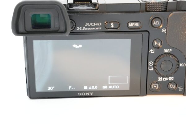 217ddfb839f04c3e98b3f67f73a21ee3 Sony a6000 + lisäakku