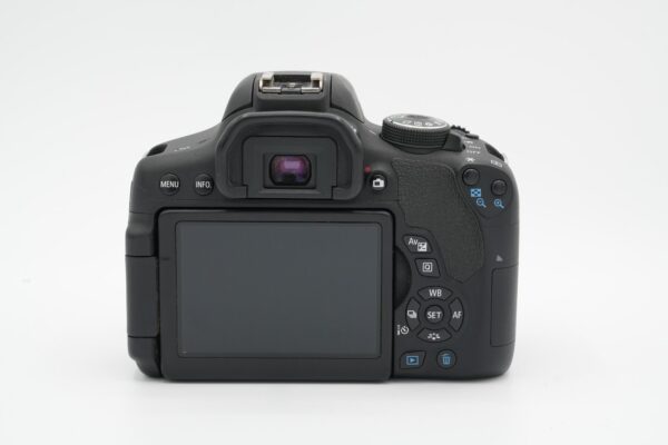 936a18d50dfe4edf929a28ebecef3db7-3.jpg Canon EOS 750D + akkukahva ja lisäakku
